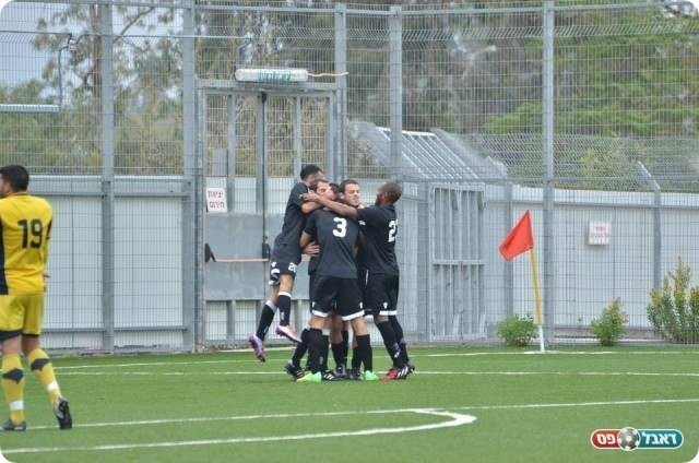 שמחה עפולאית טיפוסית. חוגגים את השער עם בר צור (אבי רביבו, BEST-BALL)